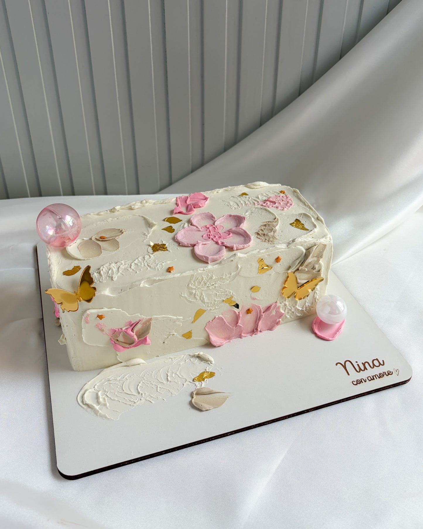 TORTA RECTANGULAR - Flores en Crema y Detalles Dorado