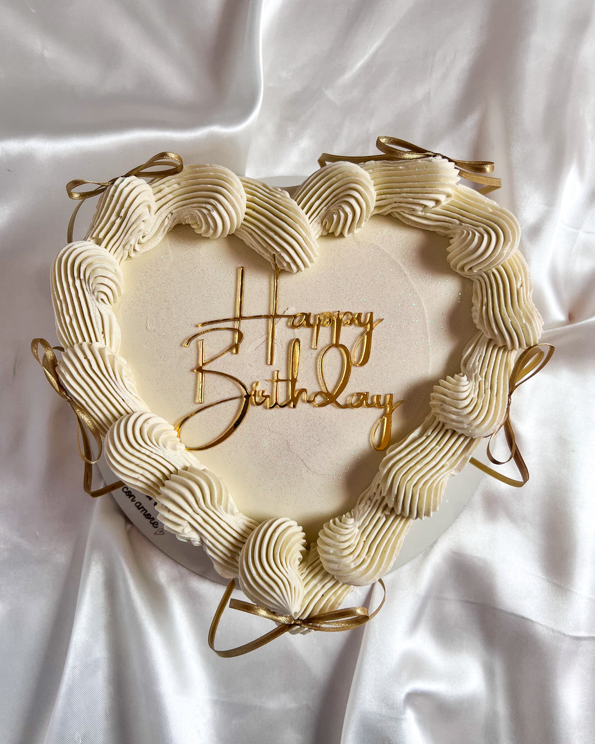 CORAZON BLANCO CON LAZOS DORADOS