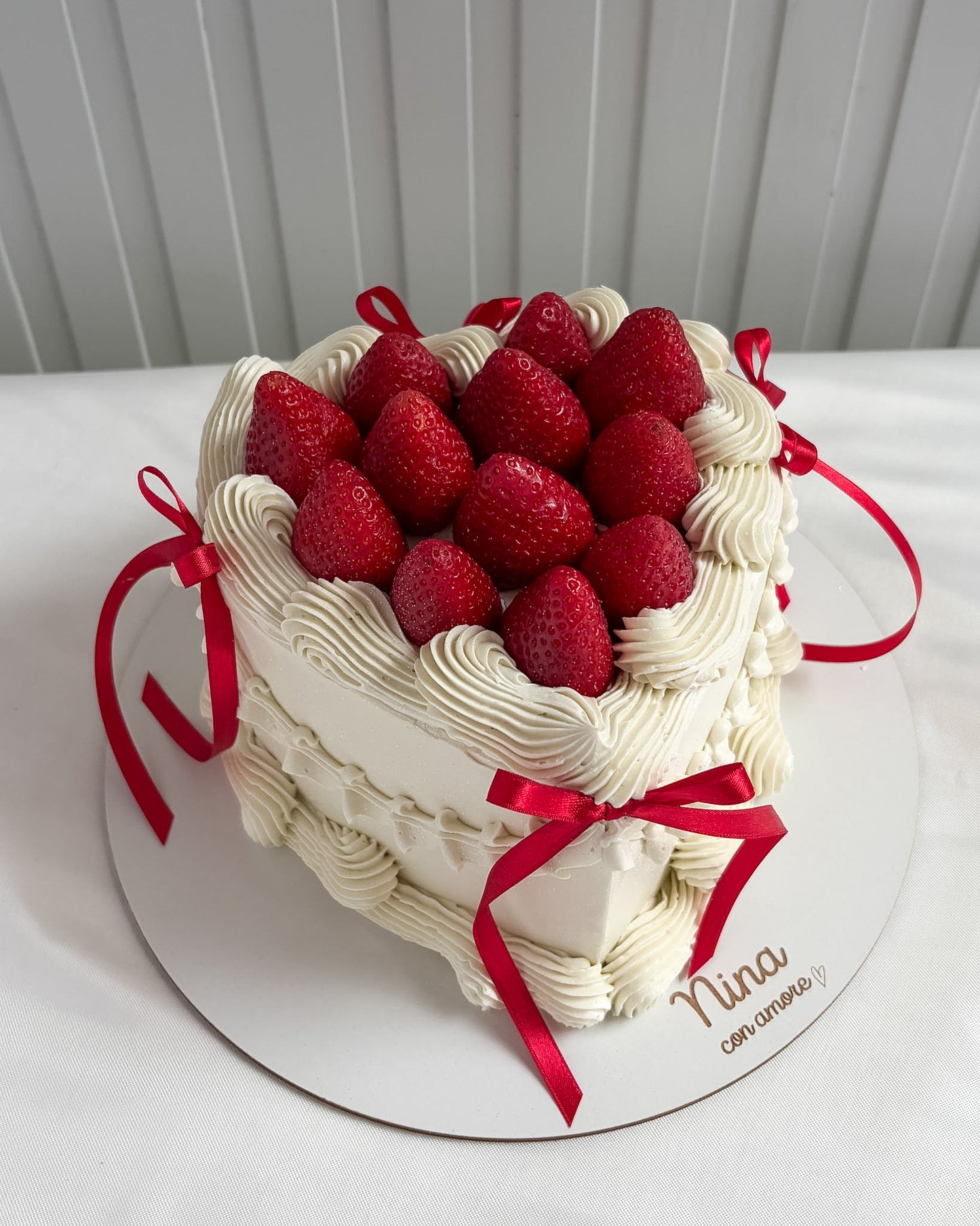 VINTAGE HEART CAKE CON FRESAS - Lazos Rojos