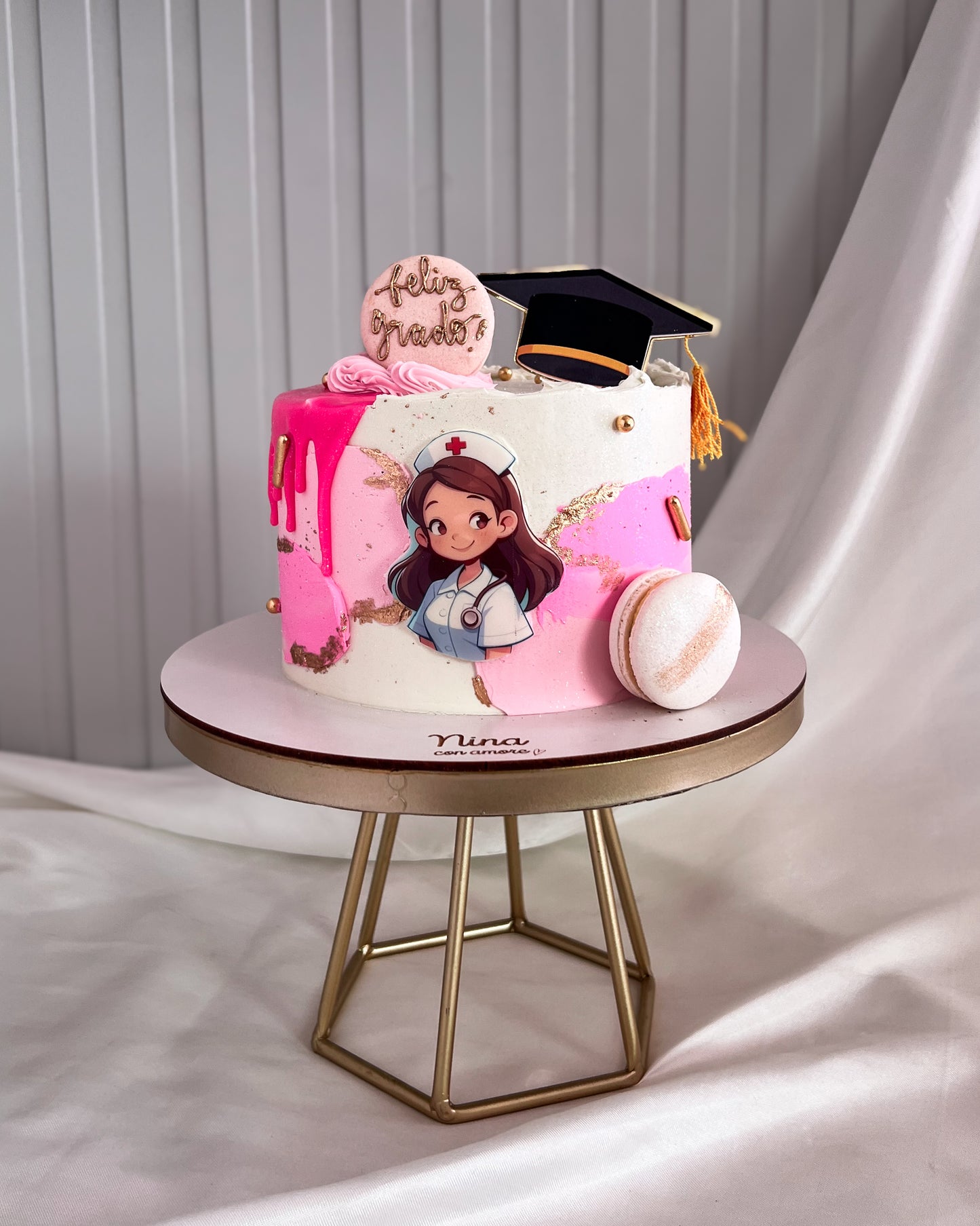 GRADUATION CAKE ENFERMERA - Macarons Rosados