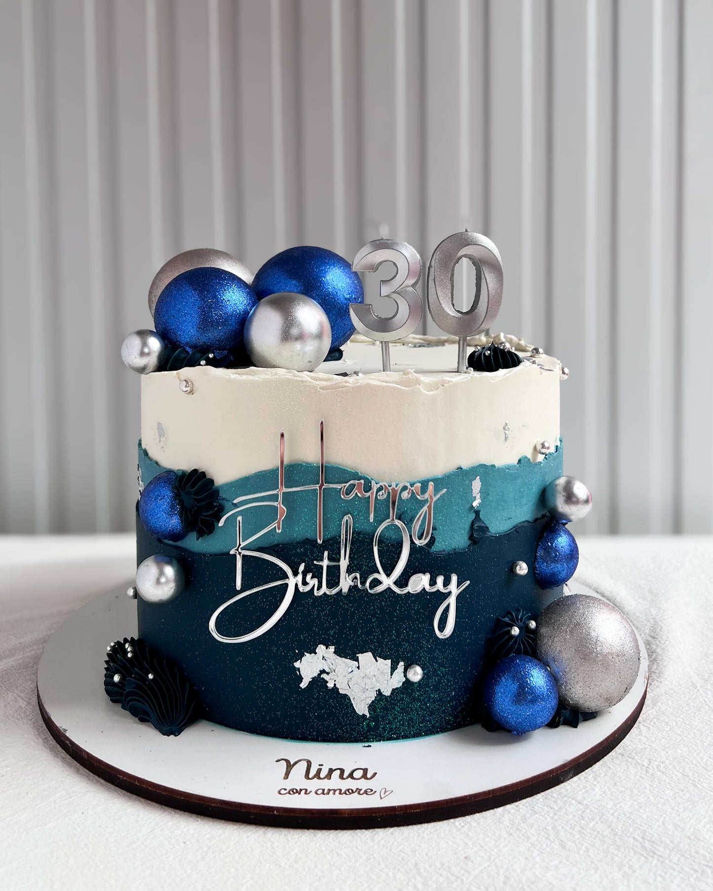 CAKE AZUL Y PLATEADO CON ESFERAS DE CHOCOLATE
