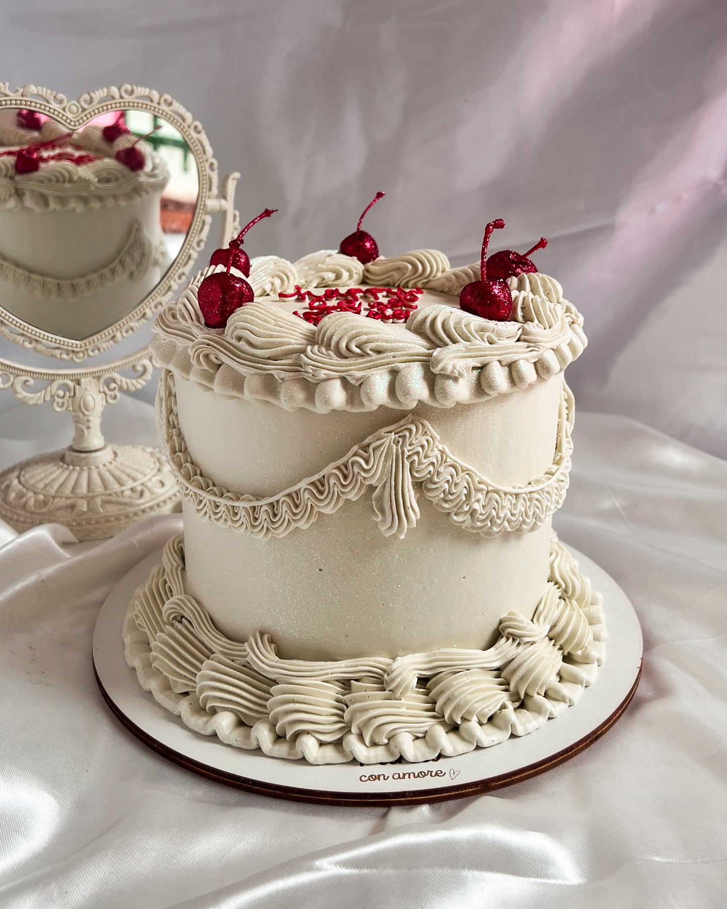 VINTAGE CAKE BLANCA CON CEREZAS