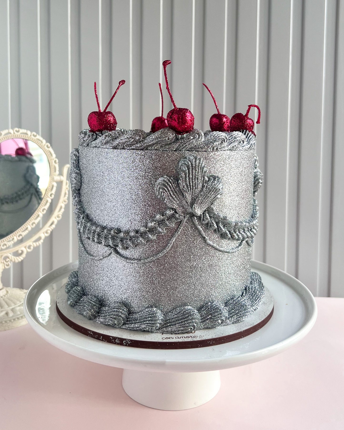 SILVER GLITTER CAKE CON CEREZAS ROJAS🍒