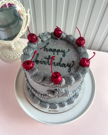 SILVER GLITTER CAKE CON CEREZAS ROJAS🍒