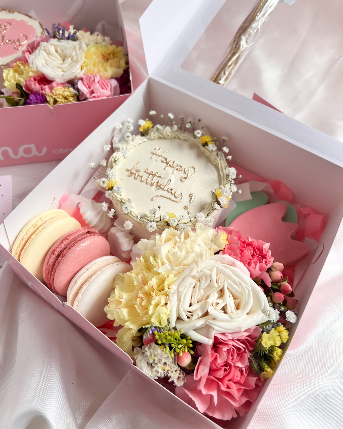 BOHO BIRTHDAY BOX BLANCA + Arreglo de Flores