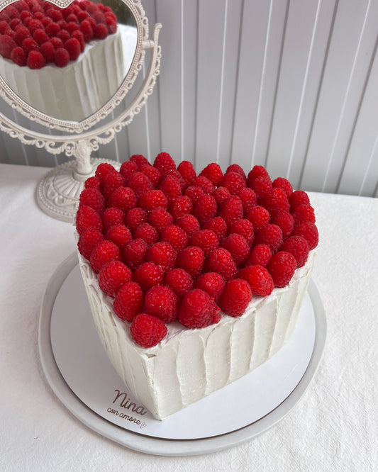 CAKE CORAZON CON FRAMBUESAS
