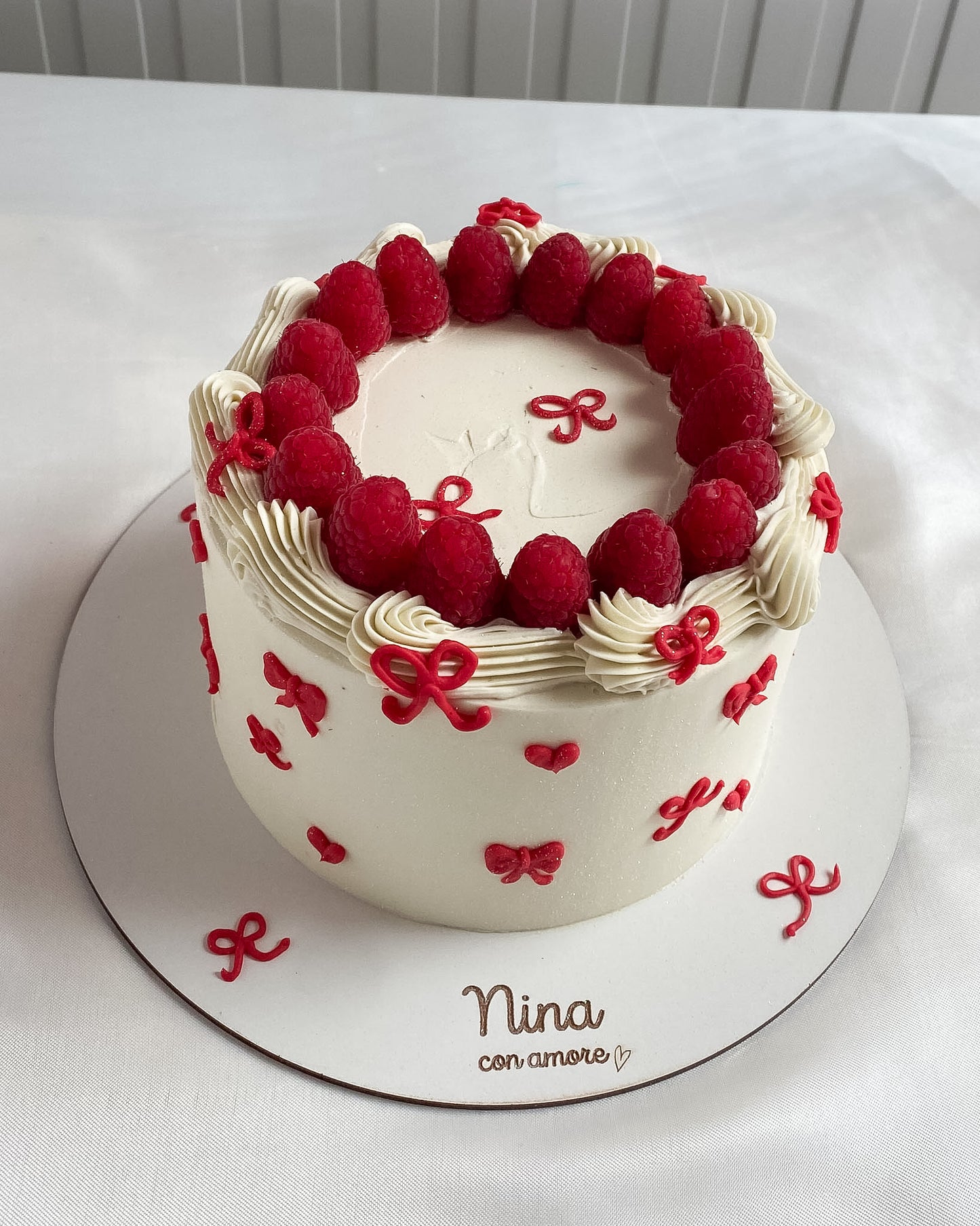 VINTAGE CAKE - Frambuesas y lazos rojos