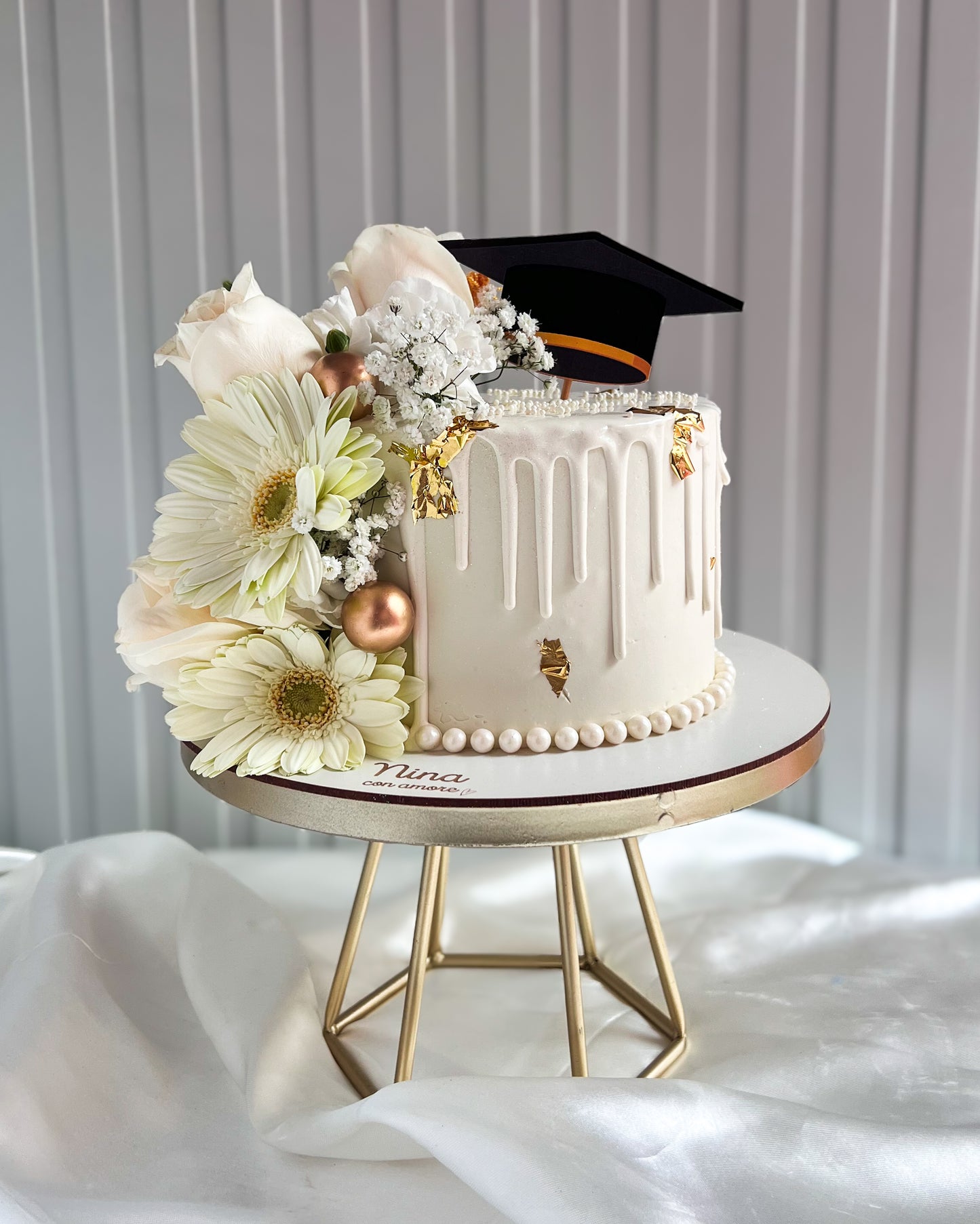 GRADUATION CAKE - Flores Blancas + Birrete
