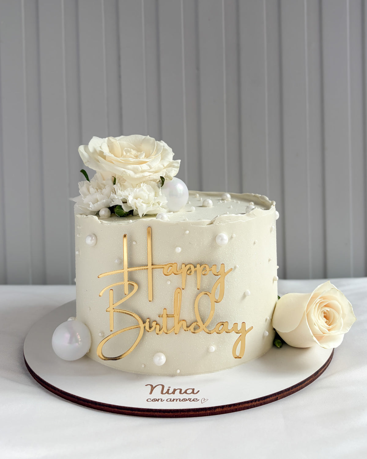 CAKE BLANCA CON FLORES Y PERLAS