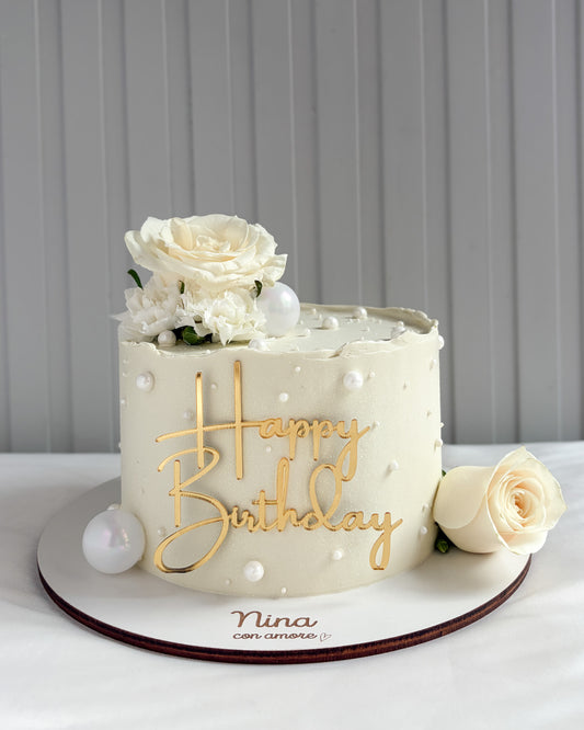 CAKE BLANCA CON FLORES Y PERLAS