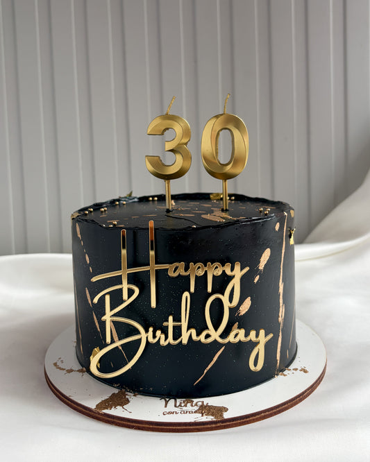 CAKE NEGO Y DORADO