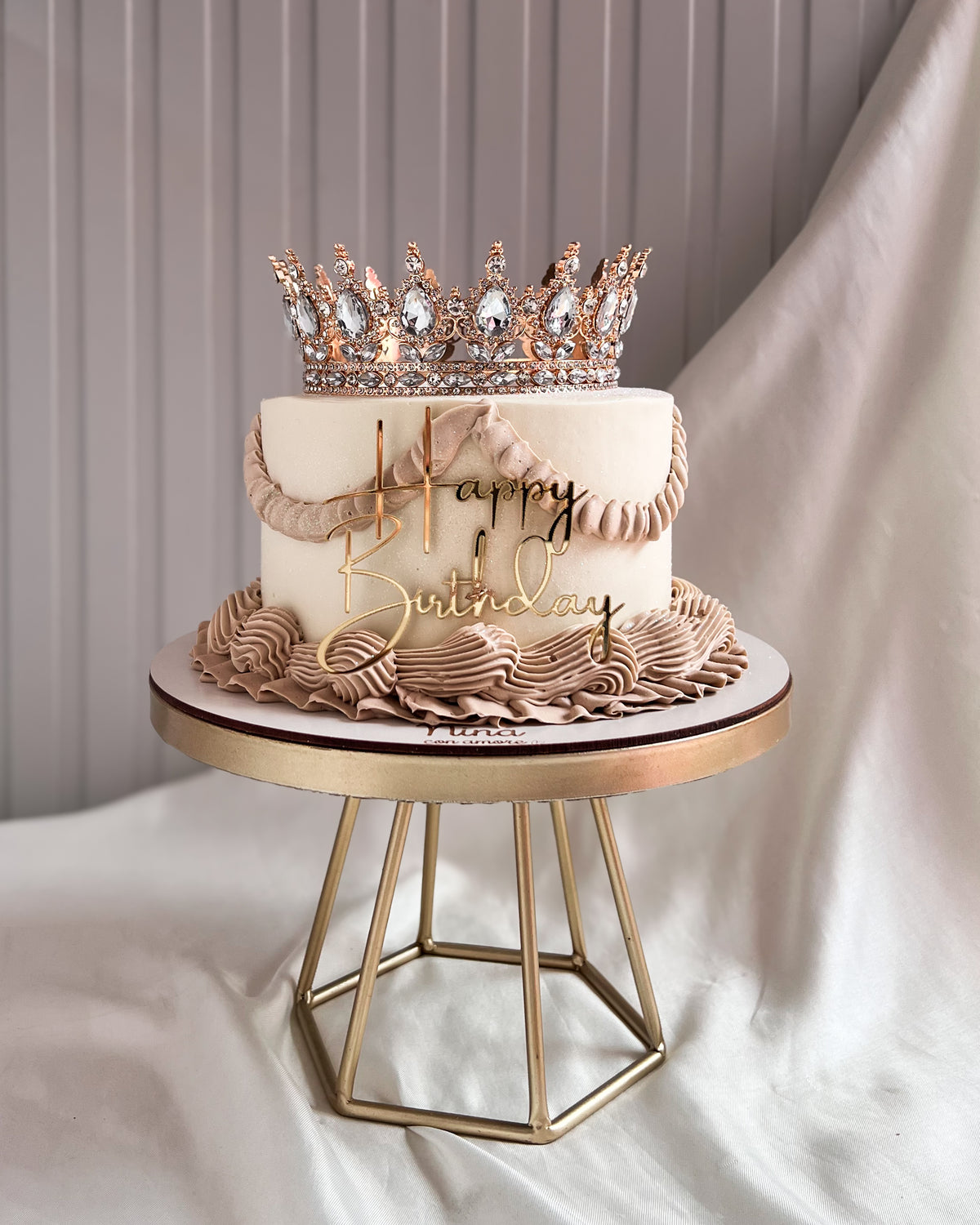 BIRTHDAY QUEEN CAKE BEIGE Y BLANCO - Corona