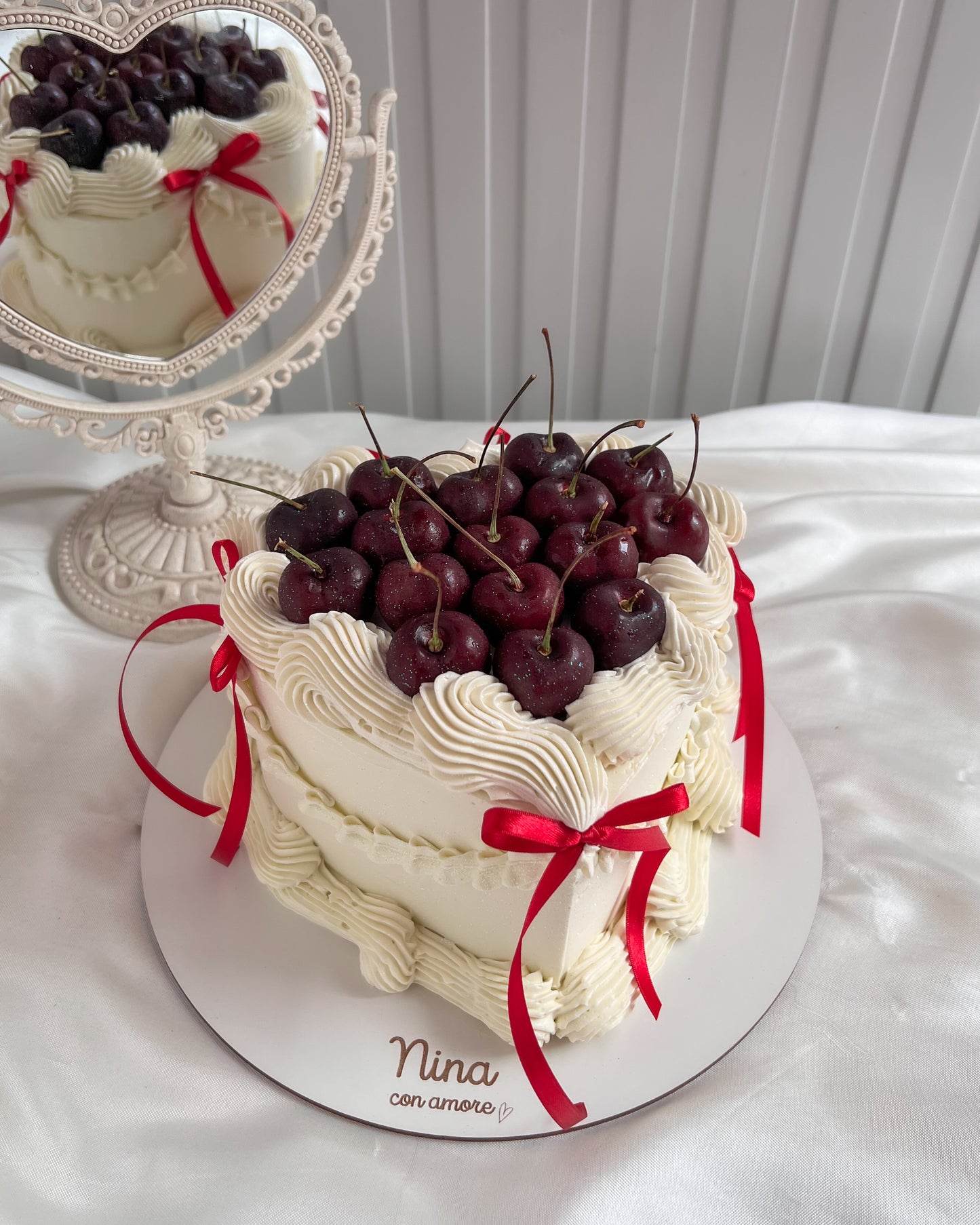 VINTAGE HEART CON CEREZAS Y LAZOS ROJOS