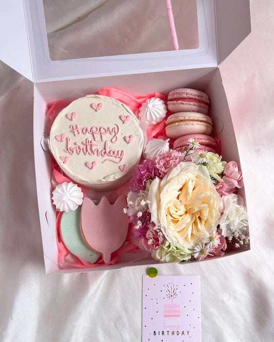 BIRTHDAY BOX CORAZONES - Arreglo de Flores