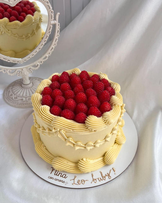VINTAGE CAKE CON FRAMBUESAS - Amarillo Pastel