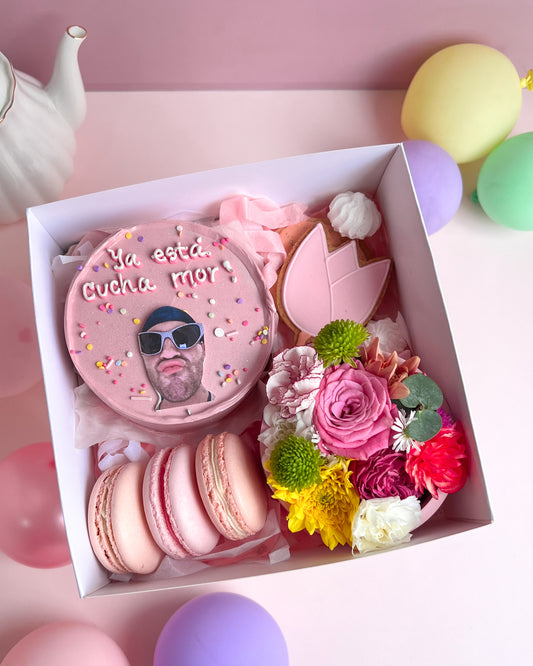 PINK FERXXO BIRTHDAY BOX + Arreglo de Flores